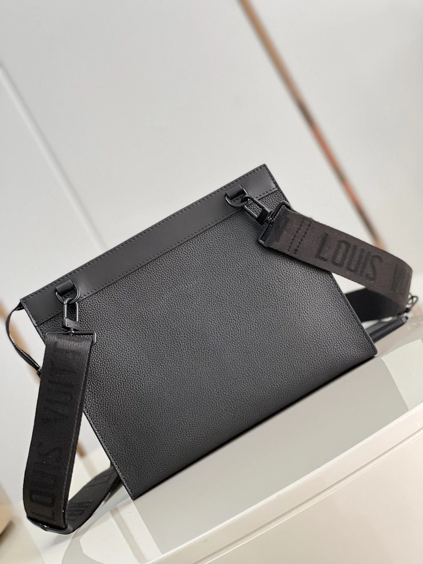 LV BAG M