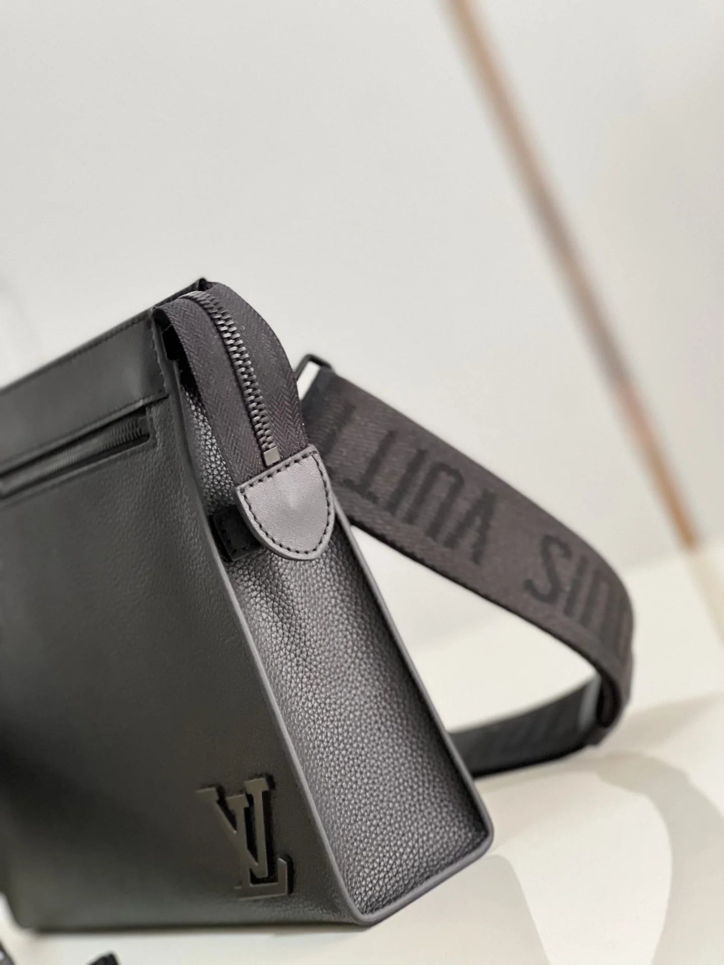 LV BAG M