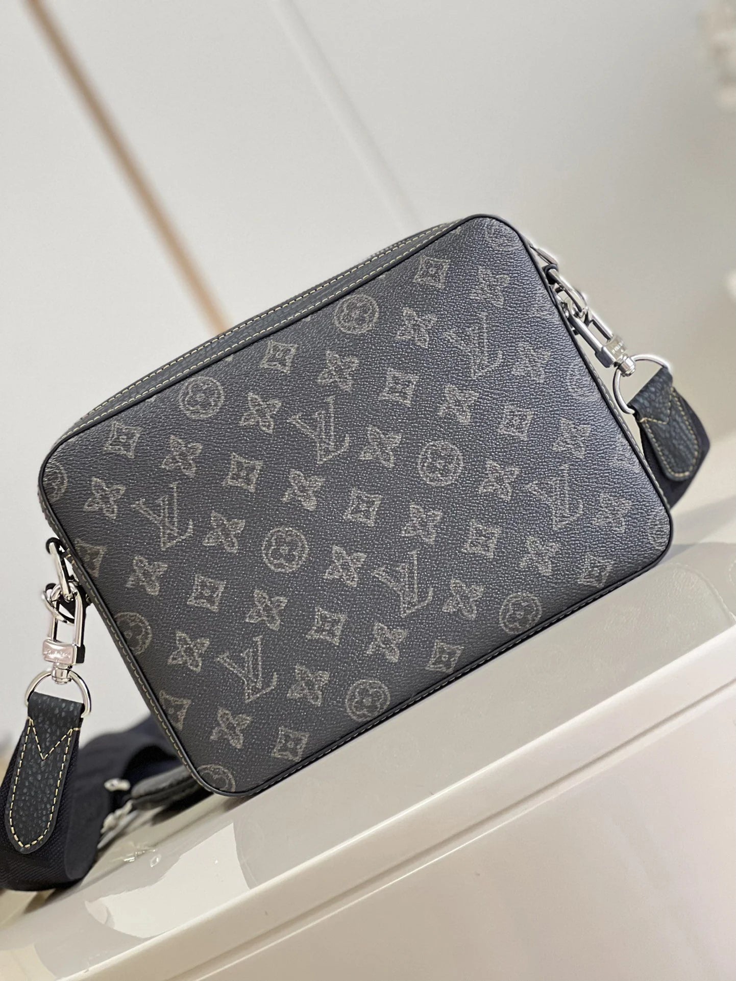 LV BAG M