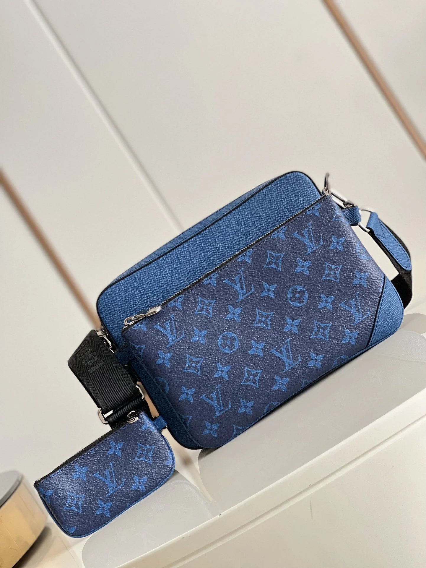 LV BAG M69443
