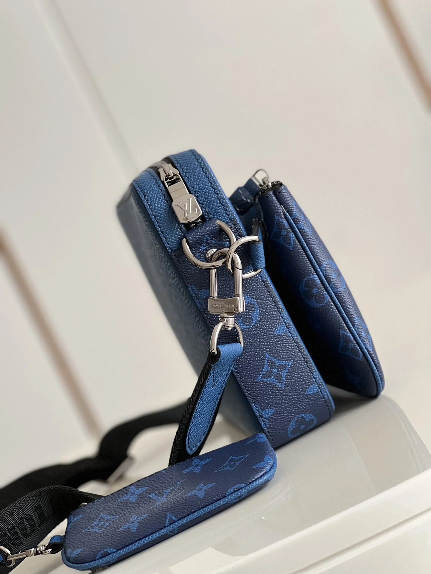 LV BAG M69443