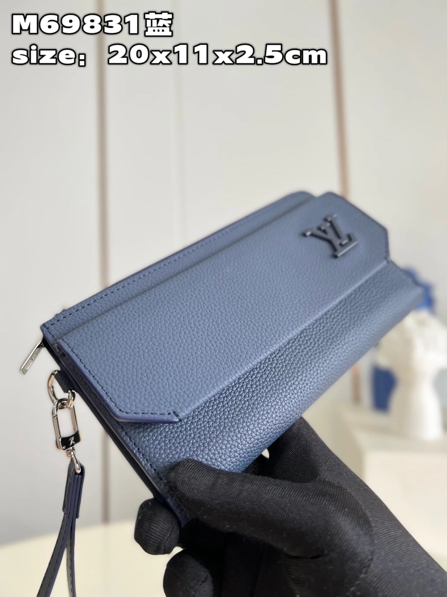LV BAG M
