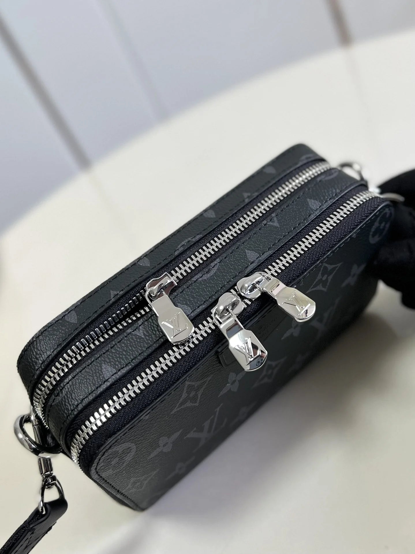 LV BAG M