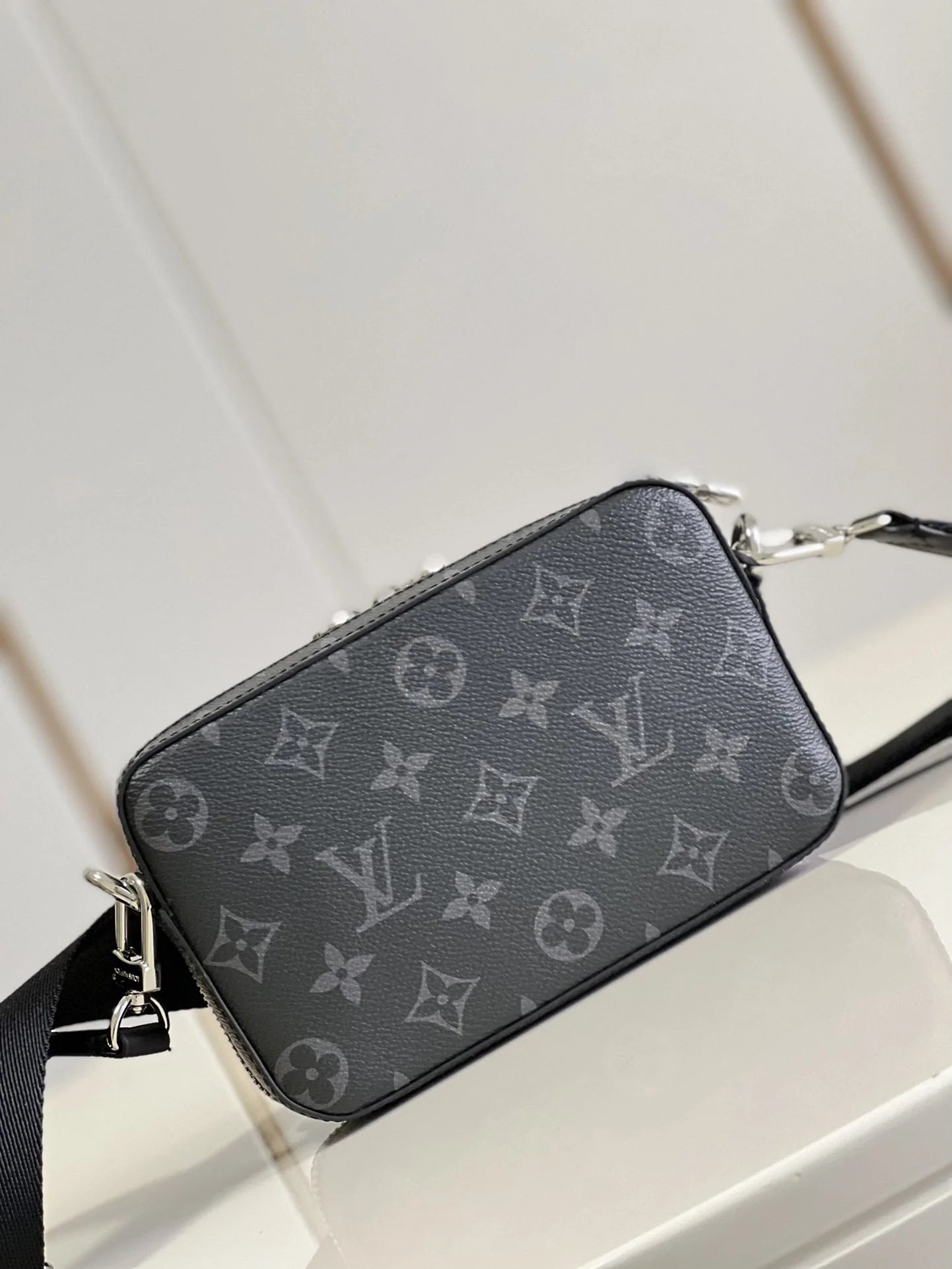 LV BAG M
