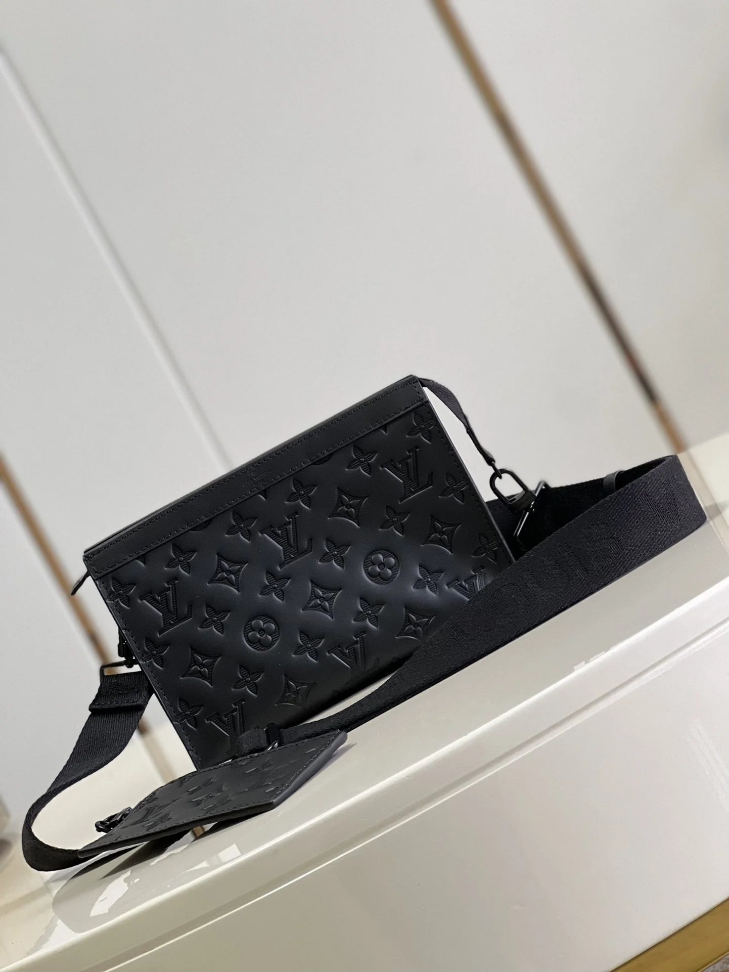 LV BAG M