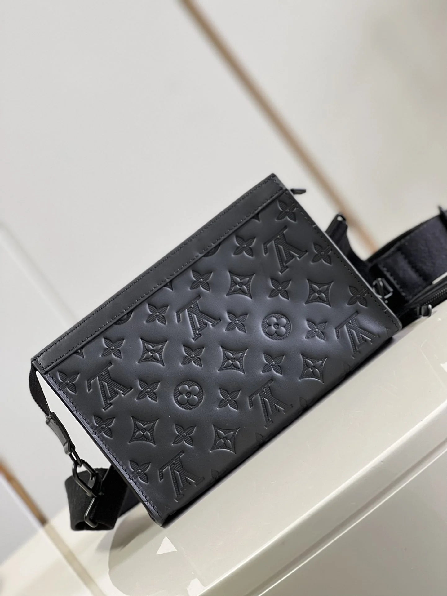 LV BAG M