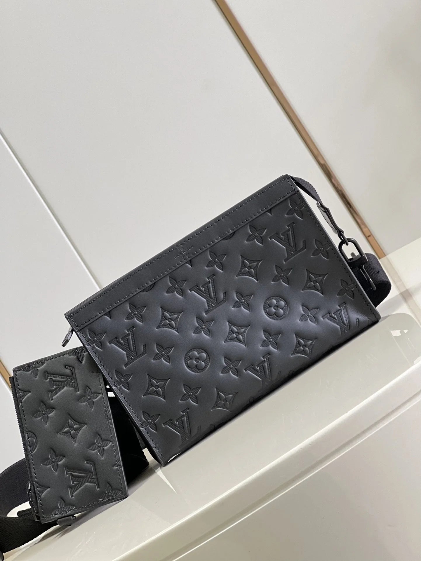 LV BAG M