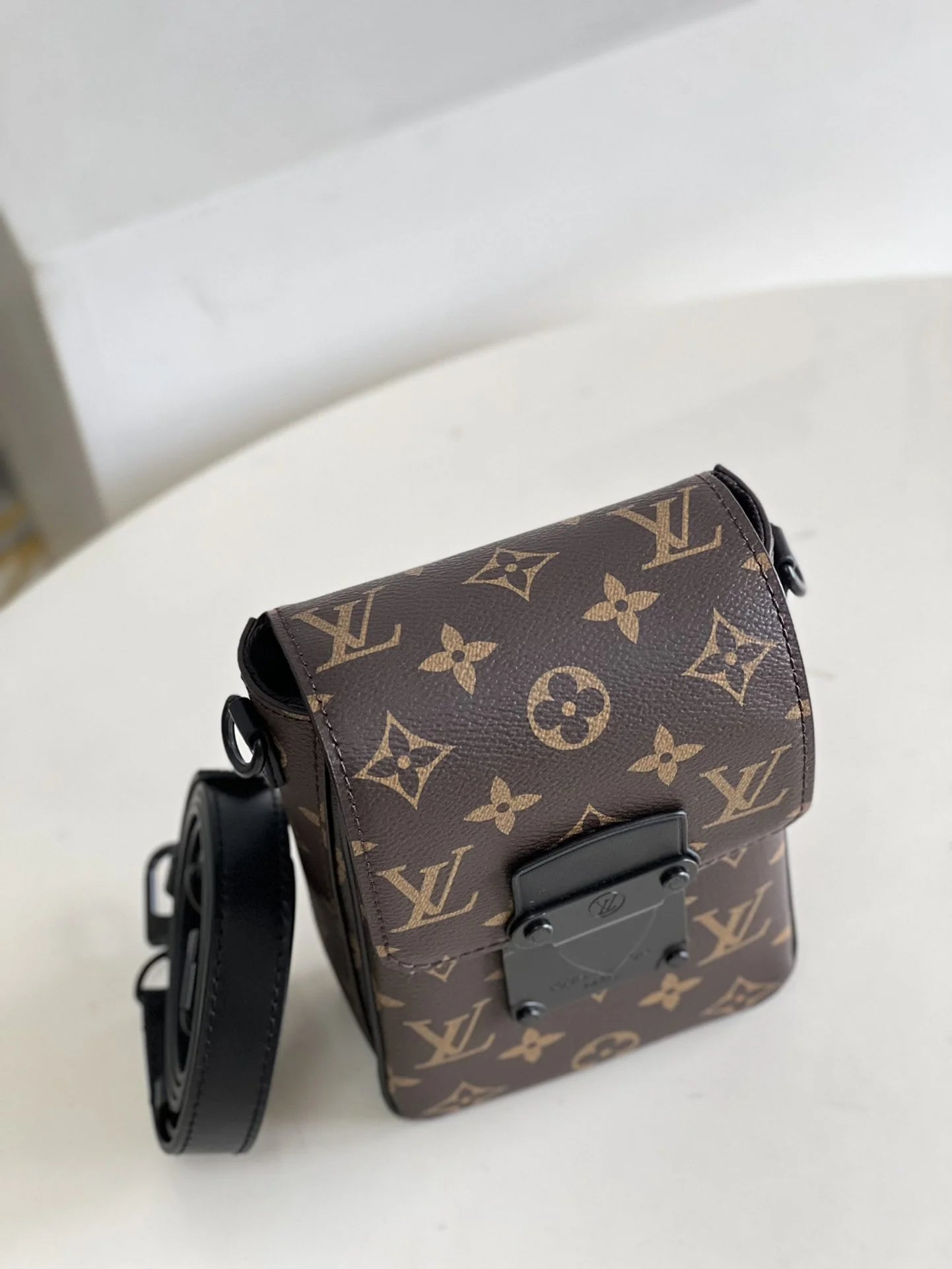 LV BAG M