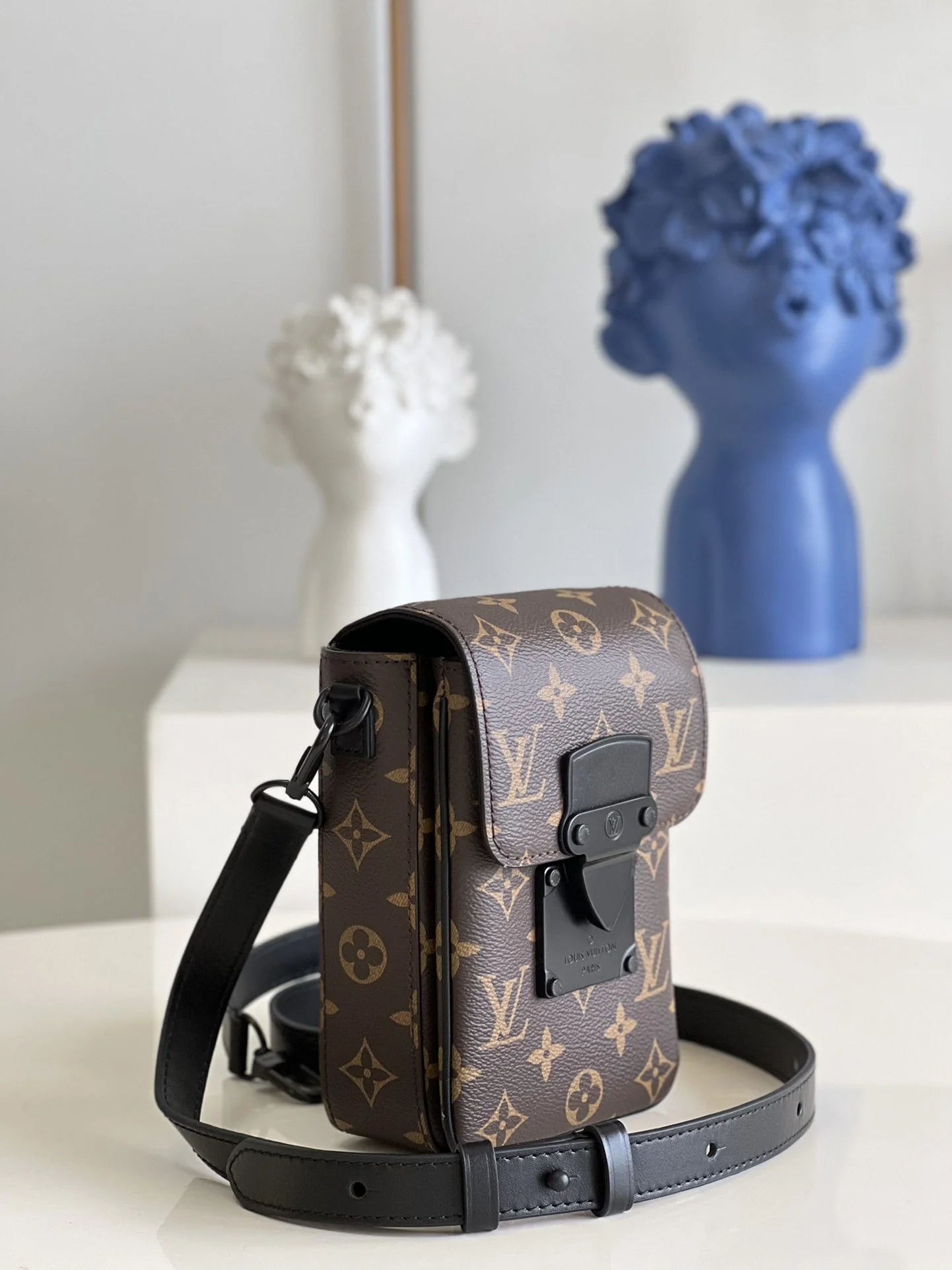 LV BAG M