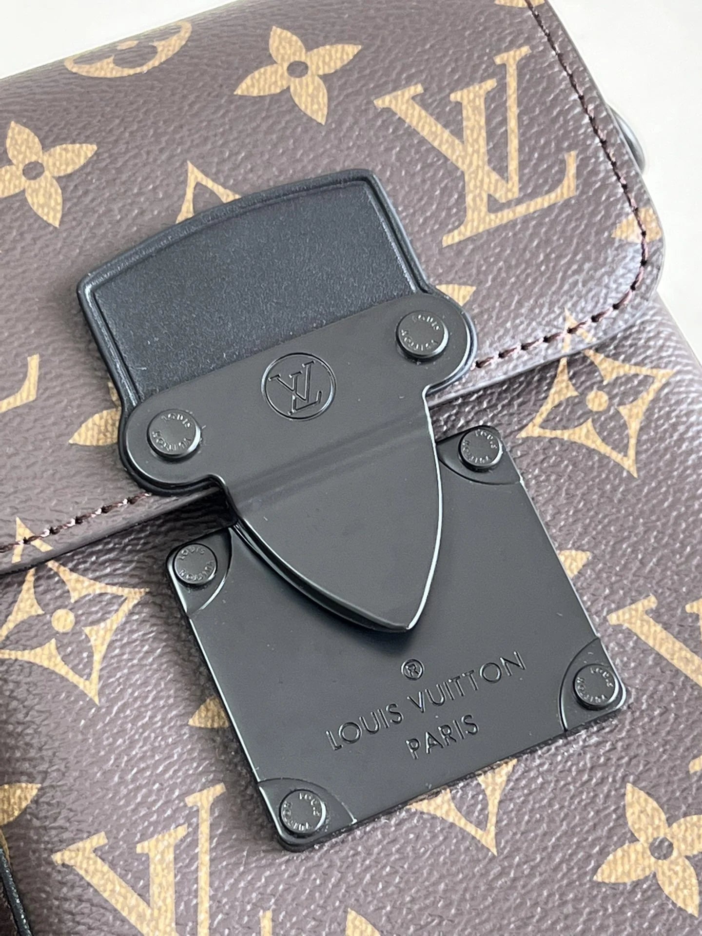 LV BAG M