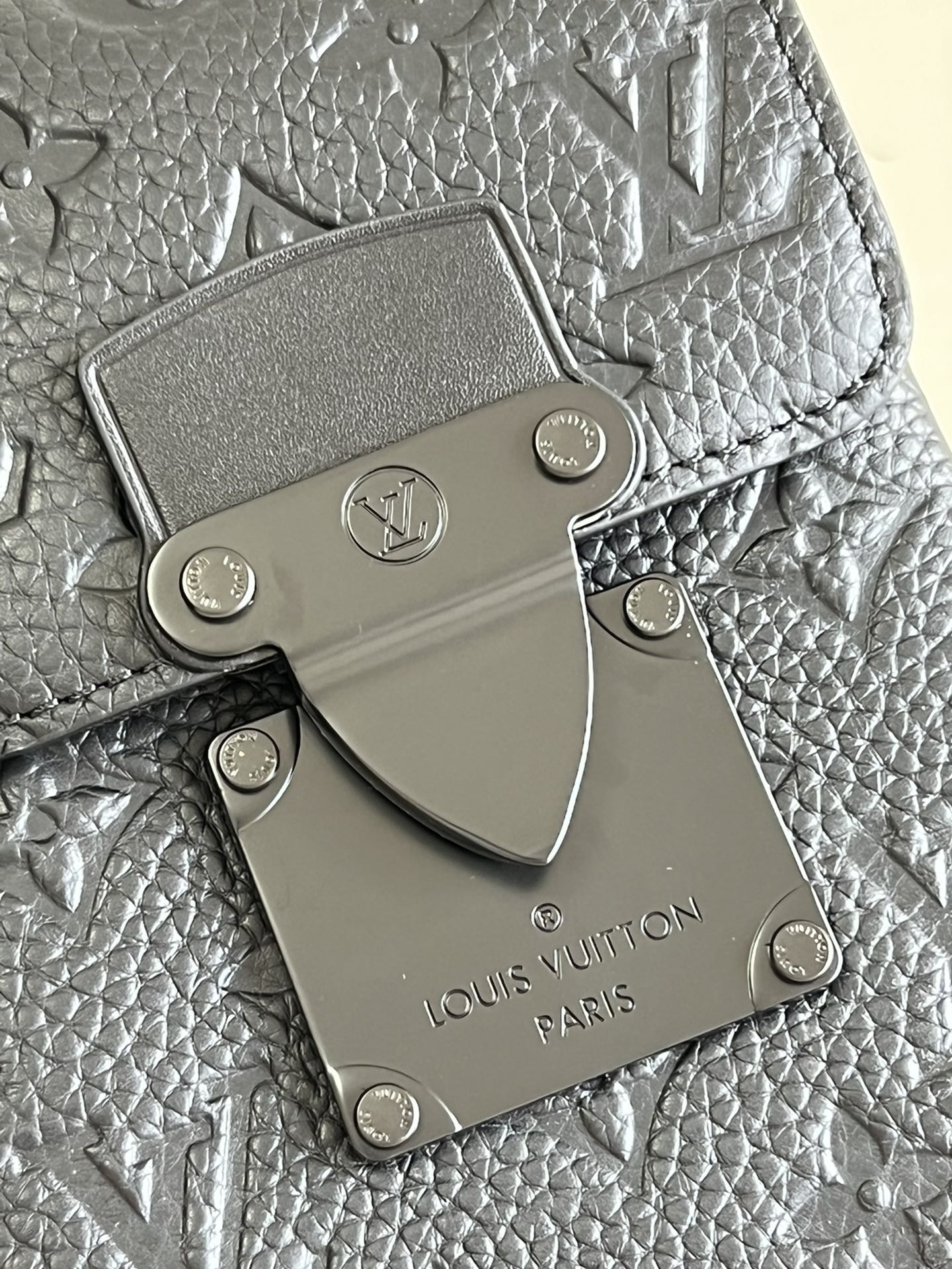 LV BAG M