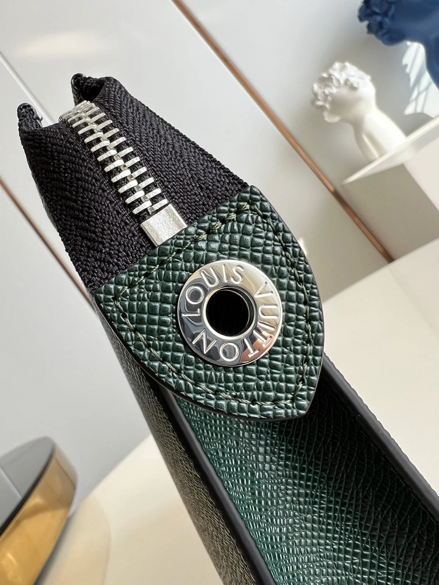 LV BAG M81556