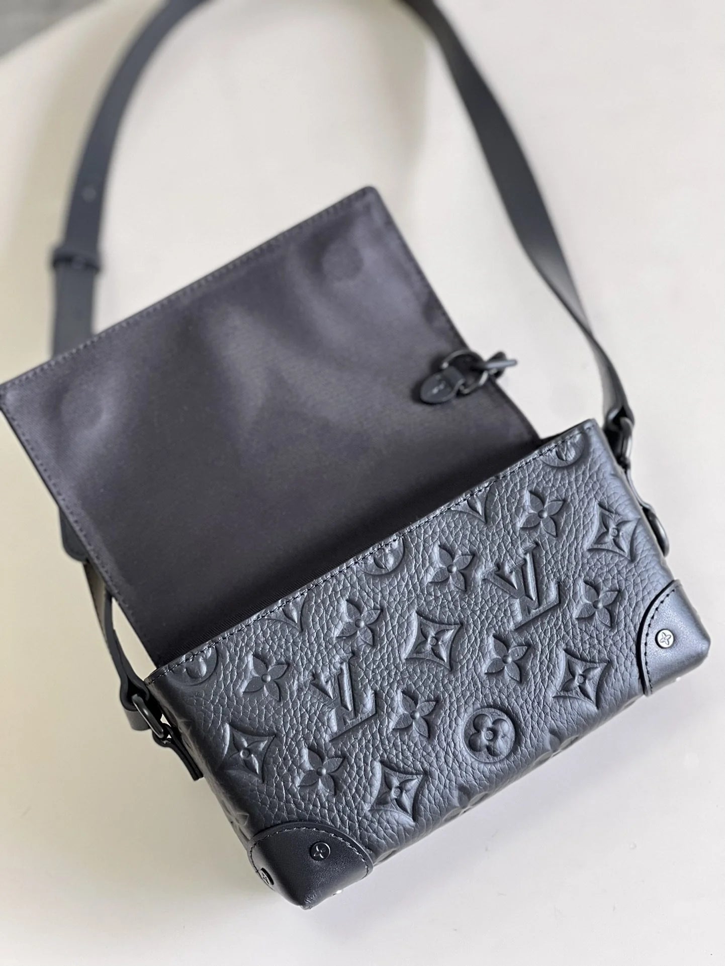 LV BAG M