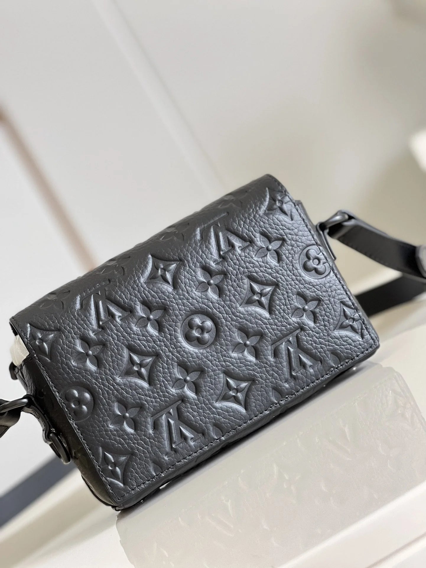 LV BAG M