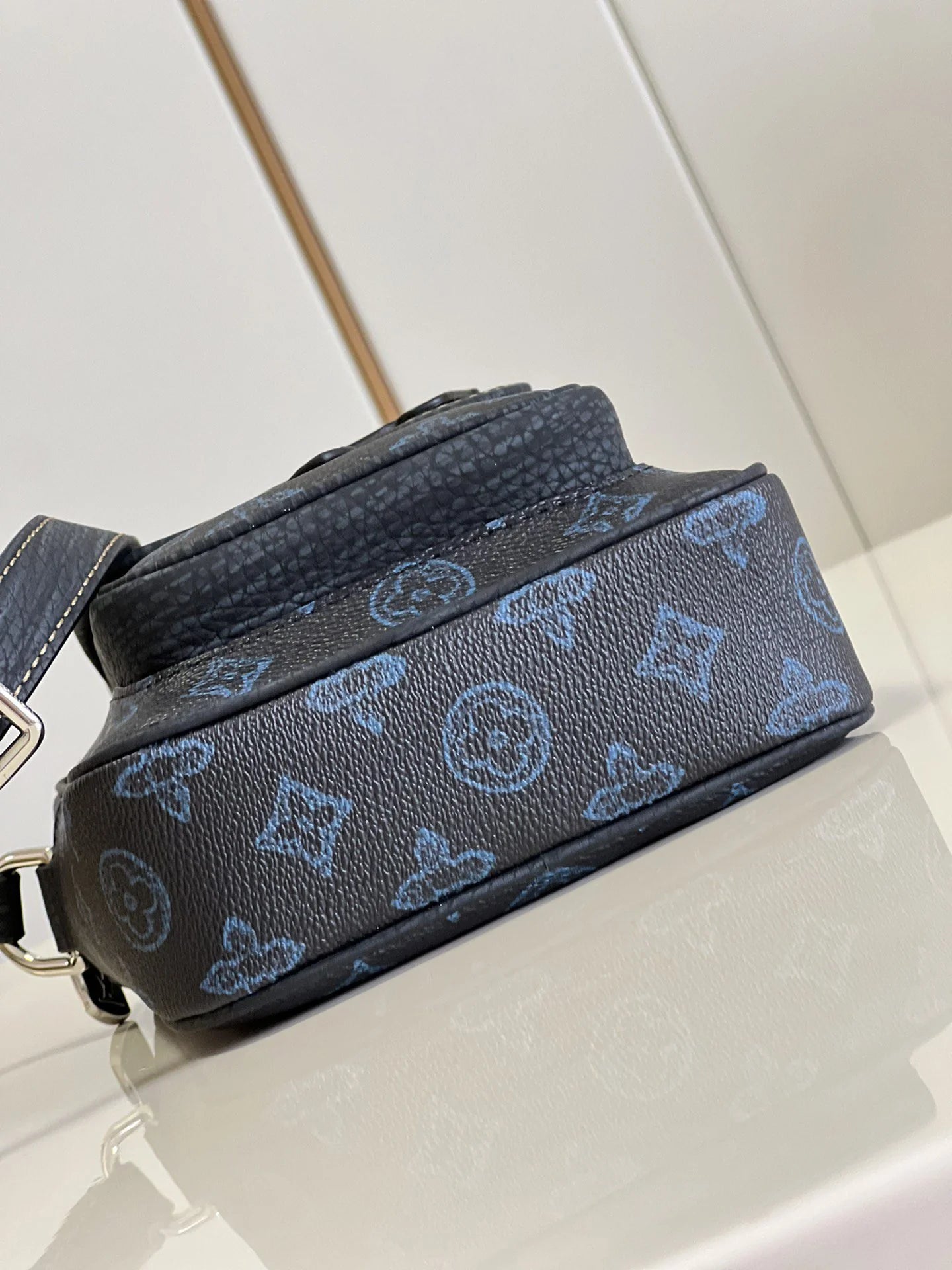 LV BAG M