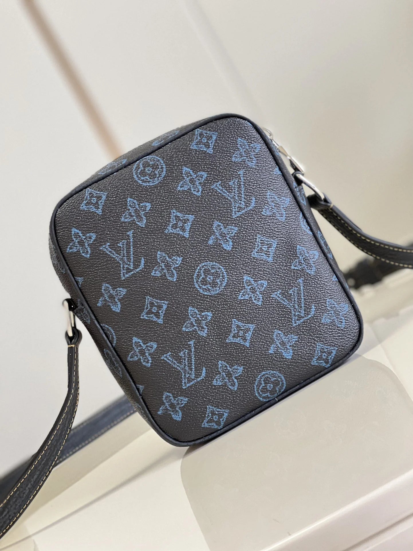 LV BAG M