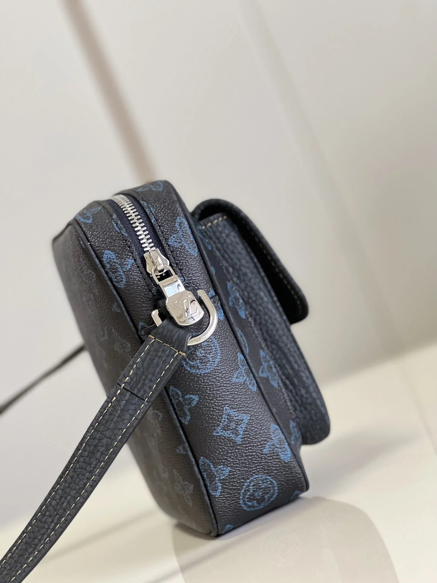 LV BAG M