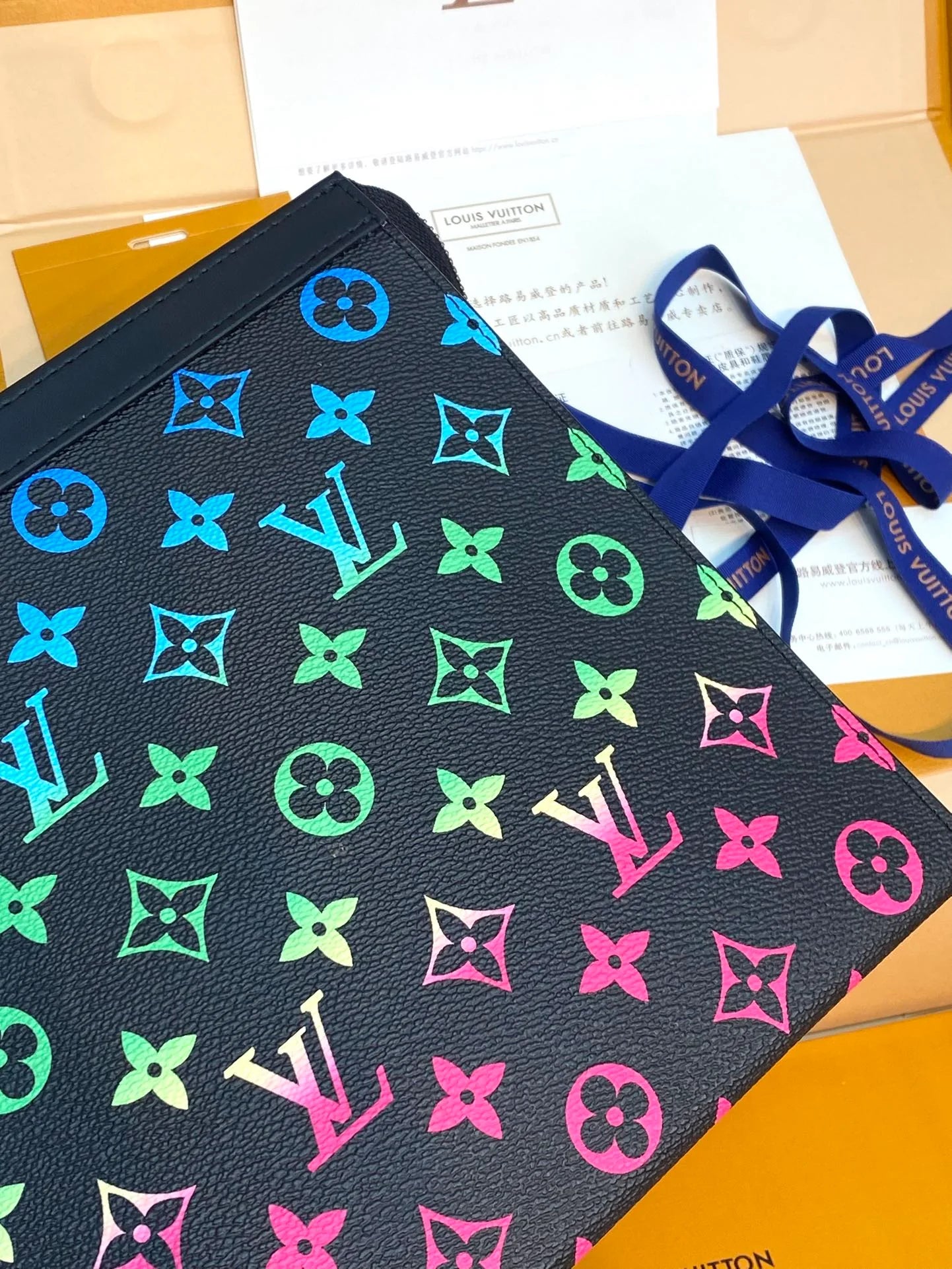 LV CLUTCH
