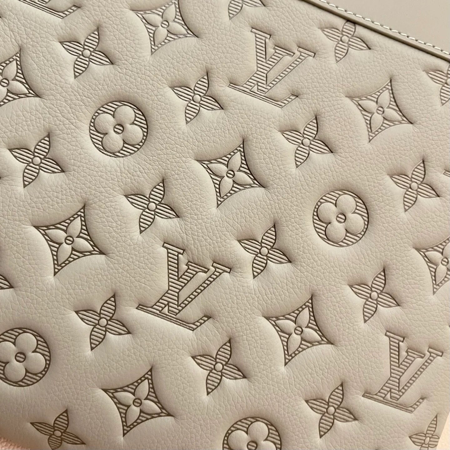 LV CLUTCH