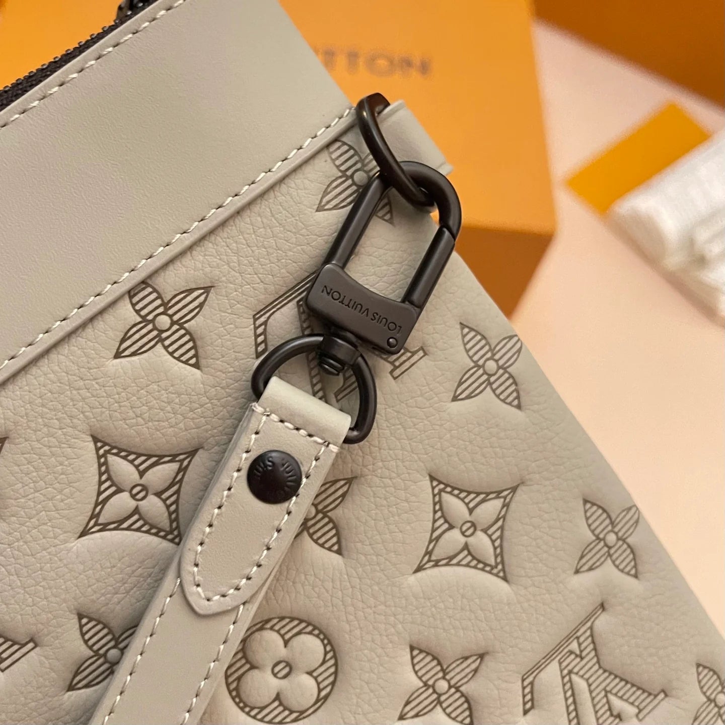 LV CLUTCH