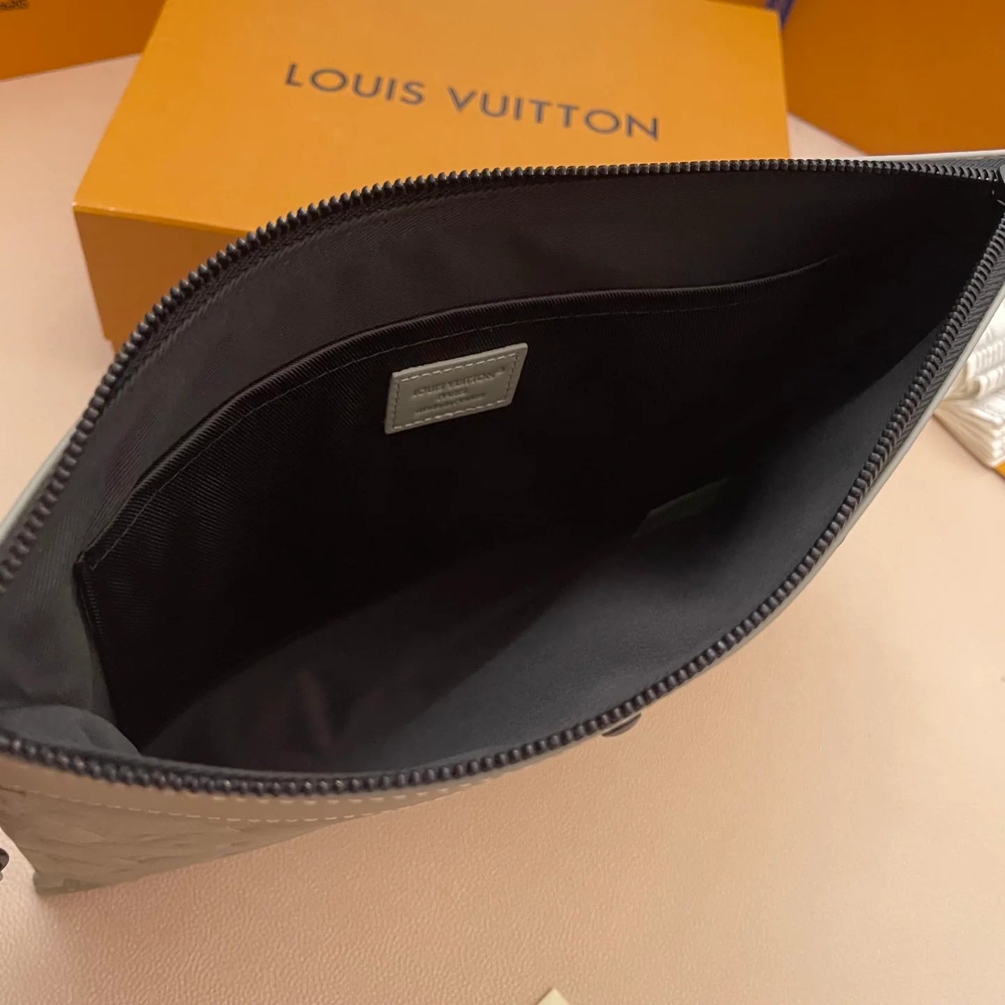 LV CLUTCH