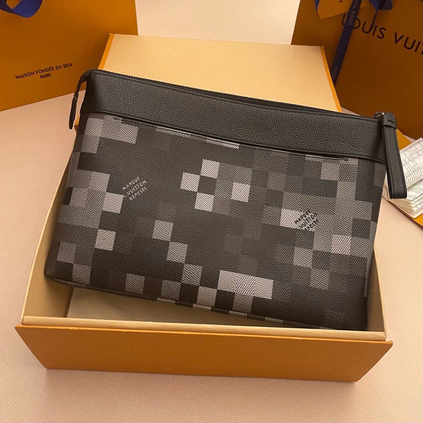 LV CLUTCH