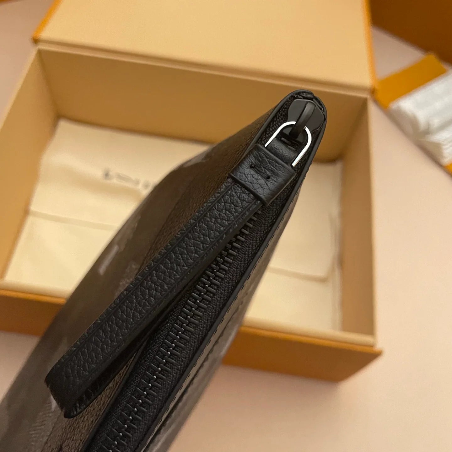 LV CLUTCH