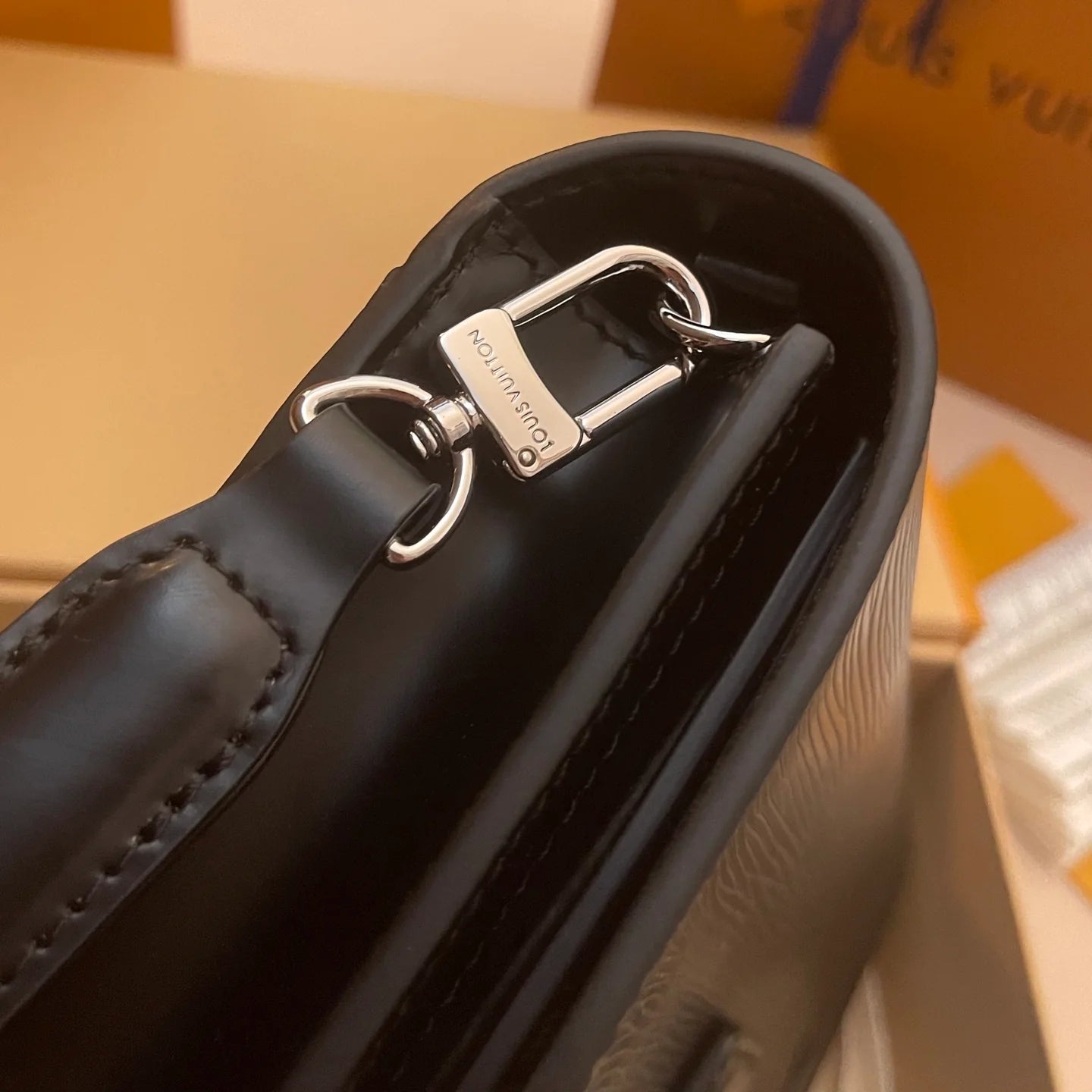 LV CLUTCH