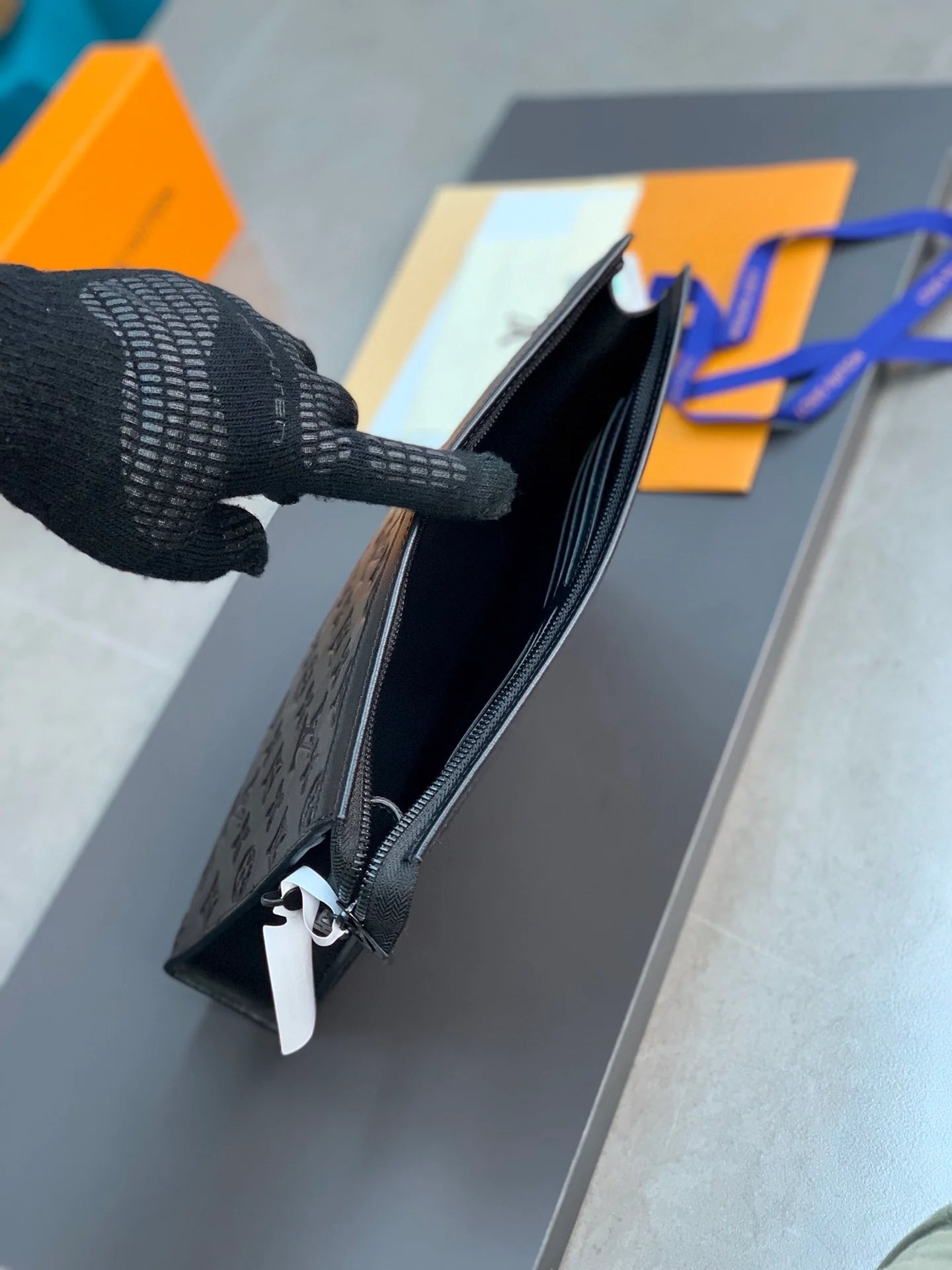 LV CLUTCH