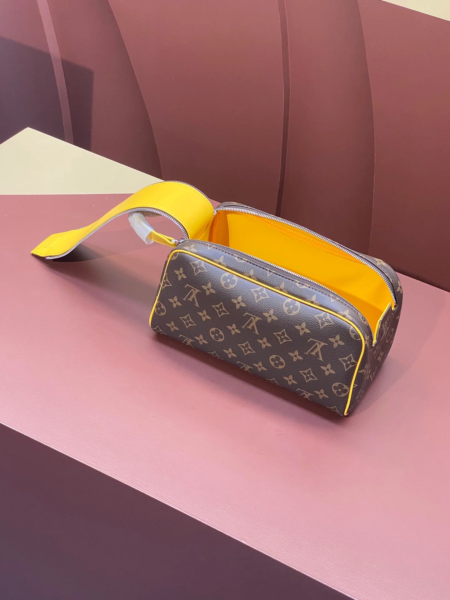 LV CLUTCH