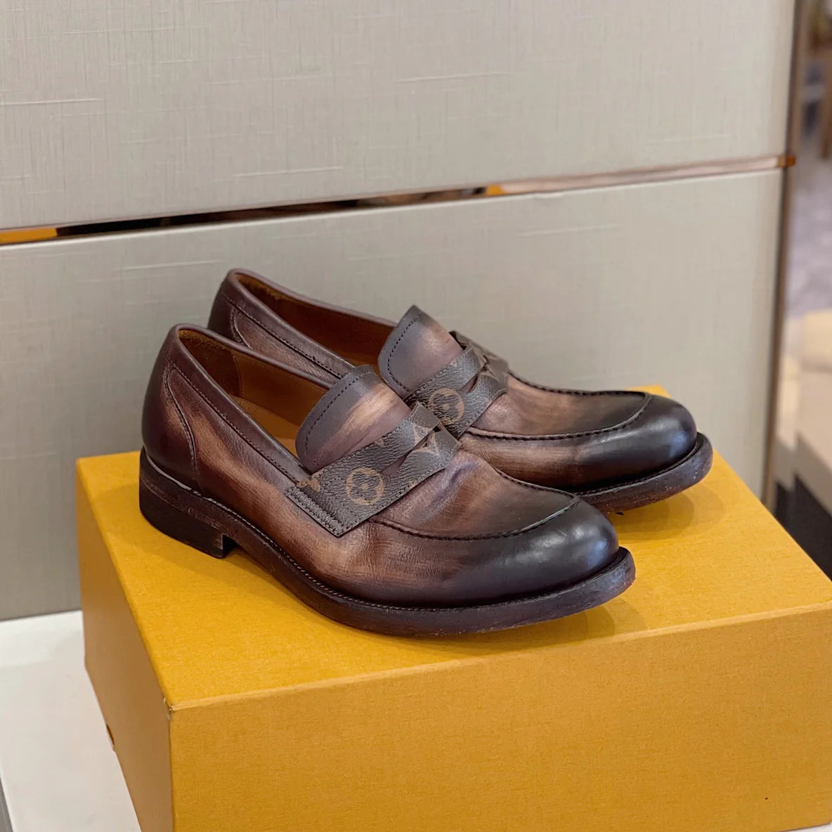 LV LOAFER