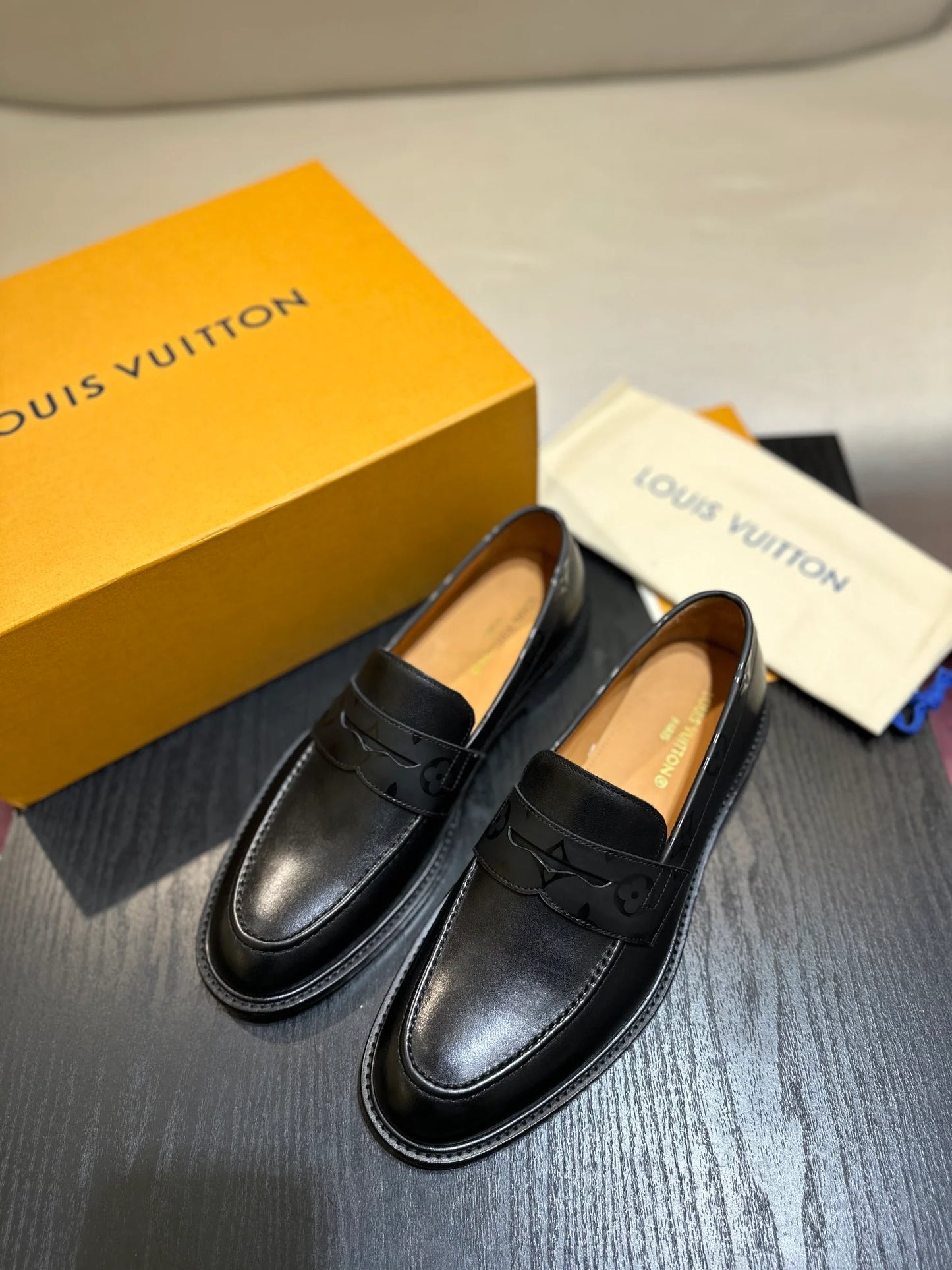 LV LOAFER