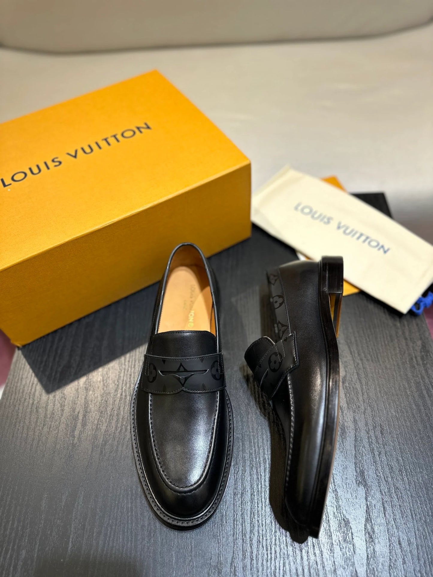LV LOAFER