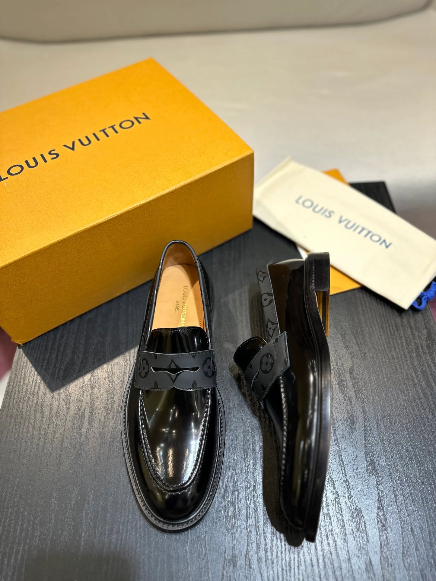 LV LOAFER