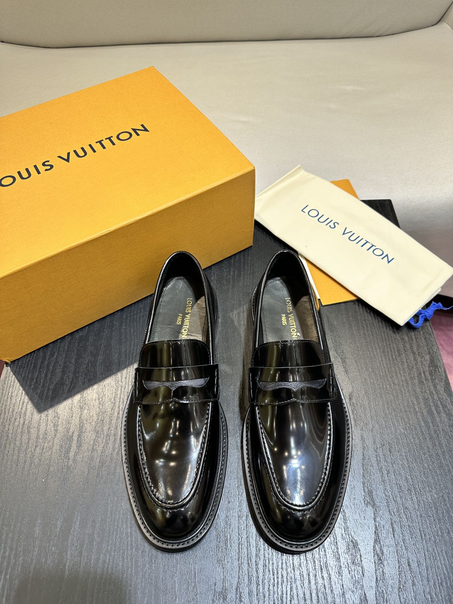 LV LOAFER