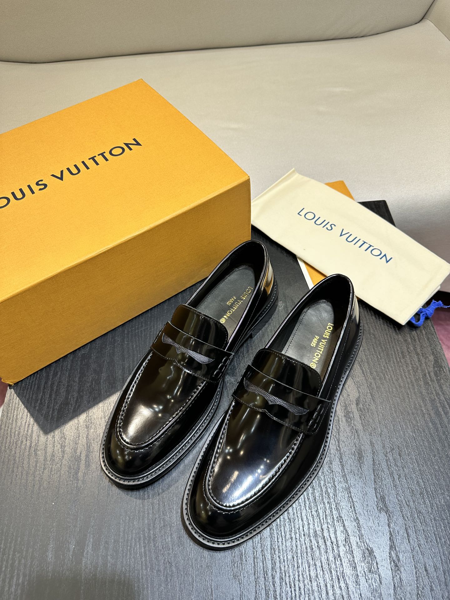 LV LOAFER