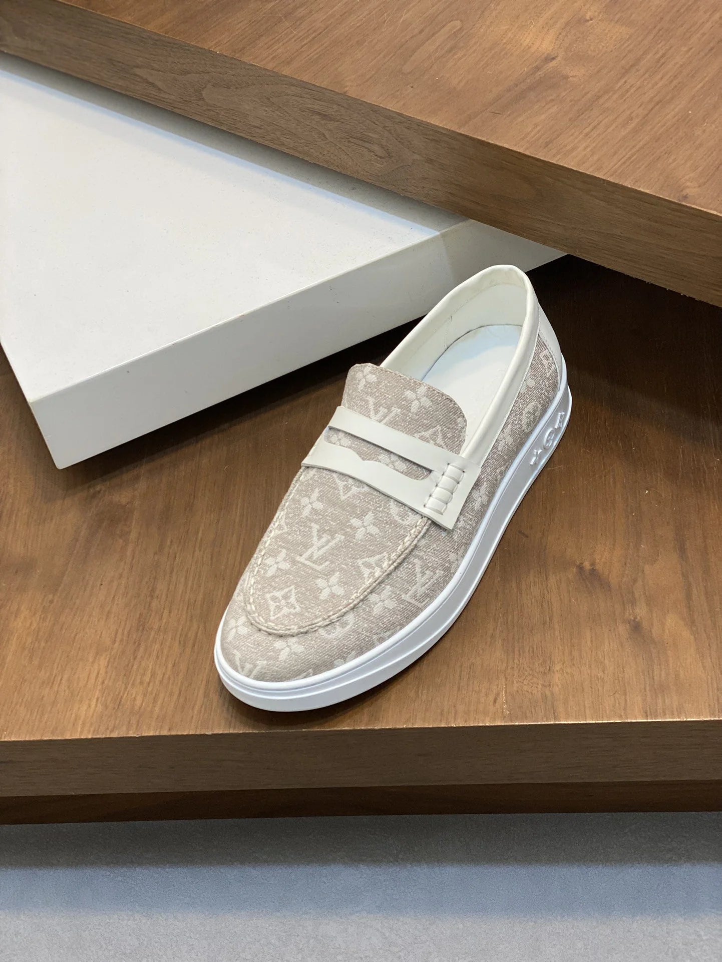 LV LOAFER