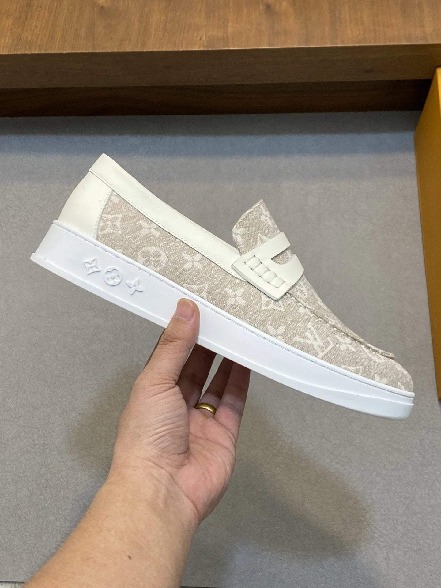LV LOAFER