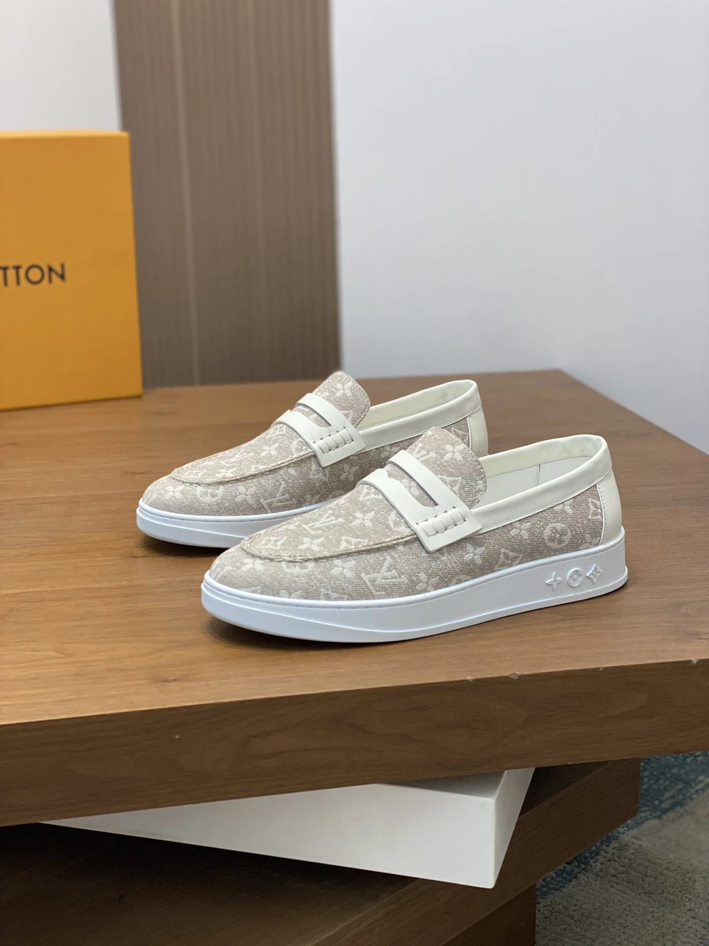LV LOAFER