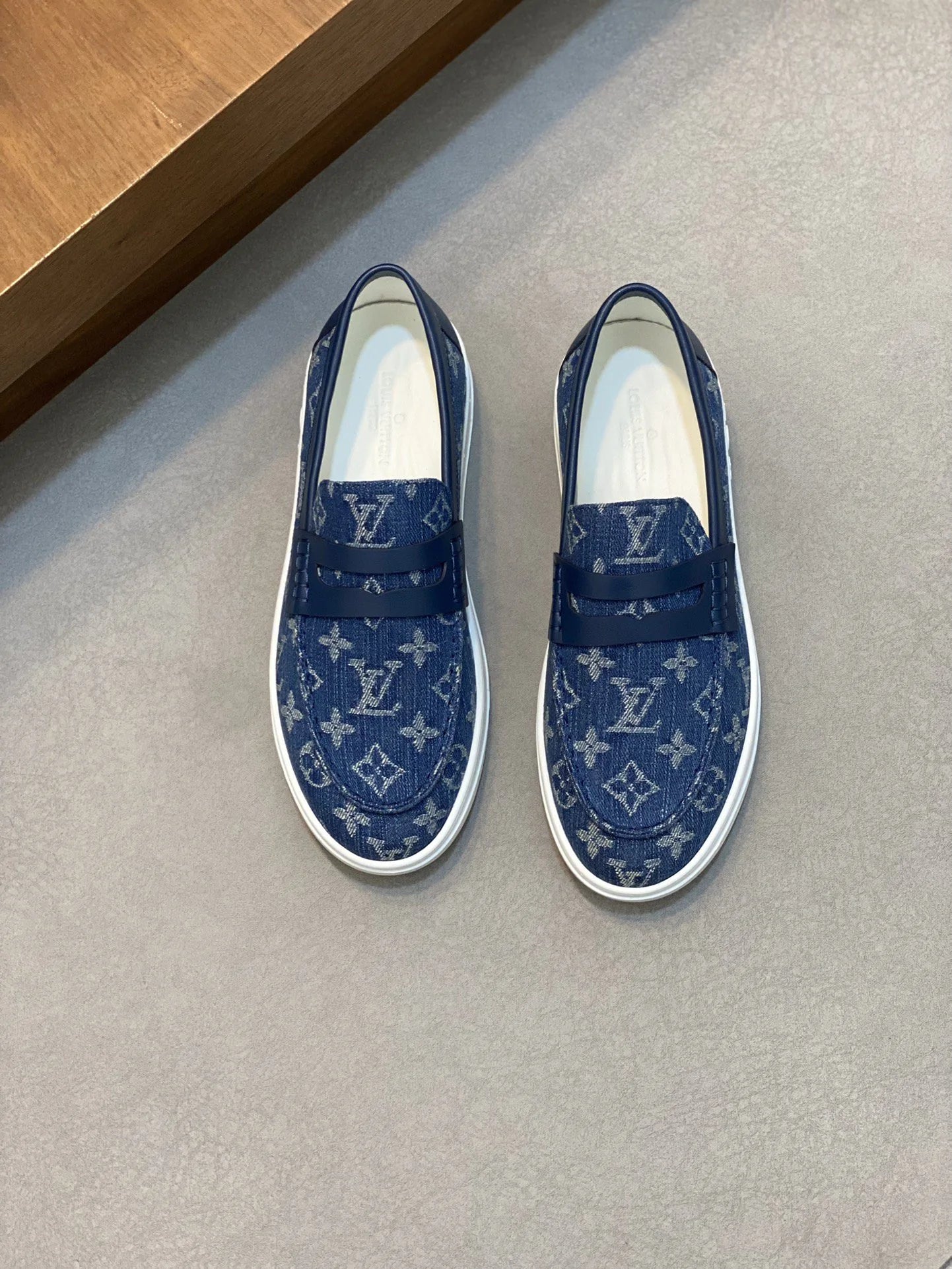 LV LOAFER
