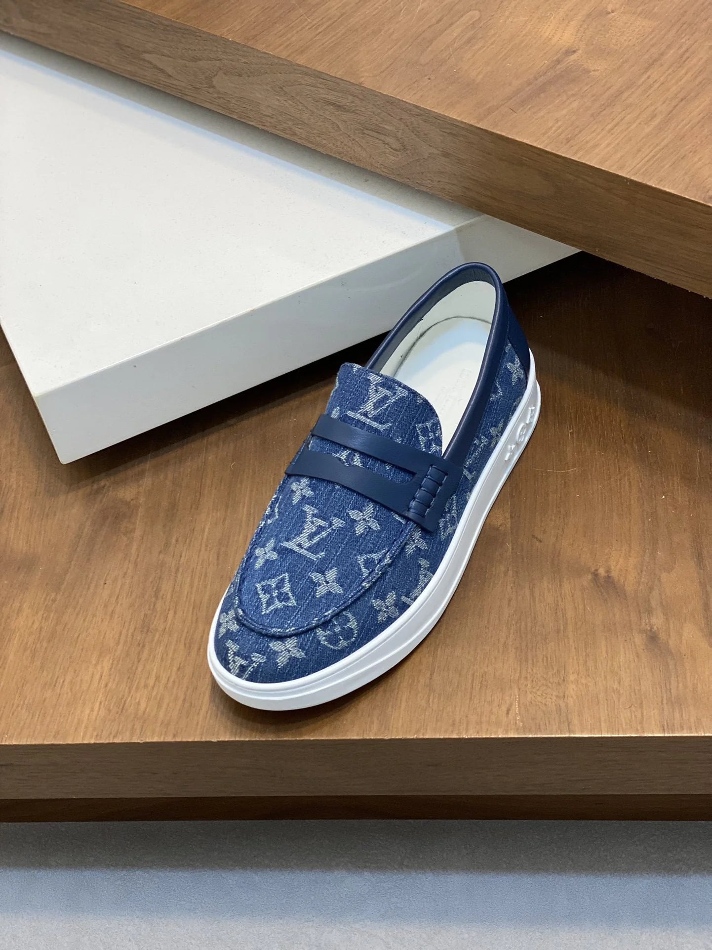 LV LOAFER