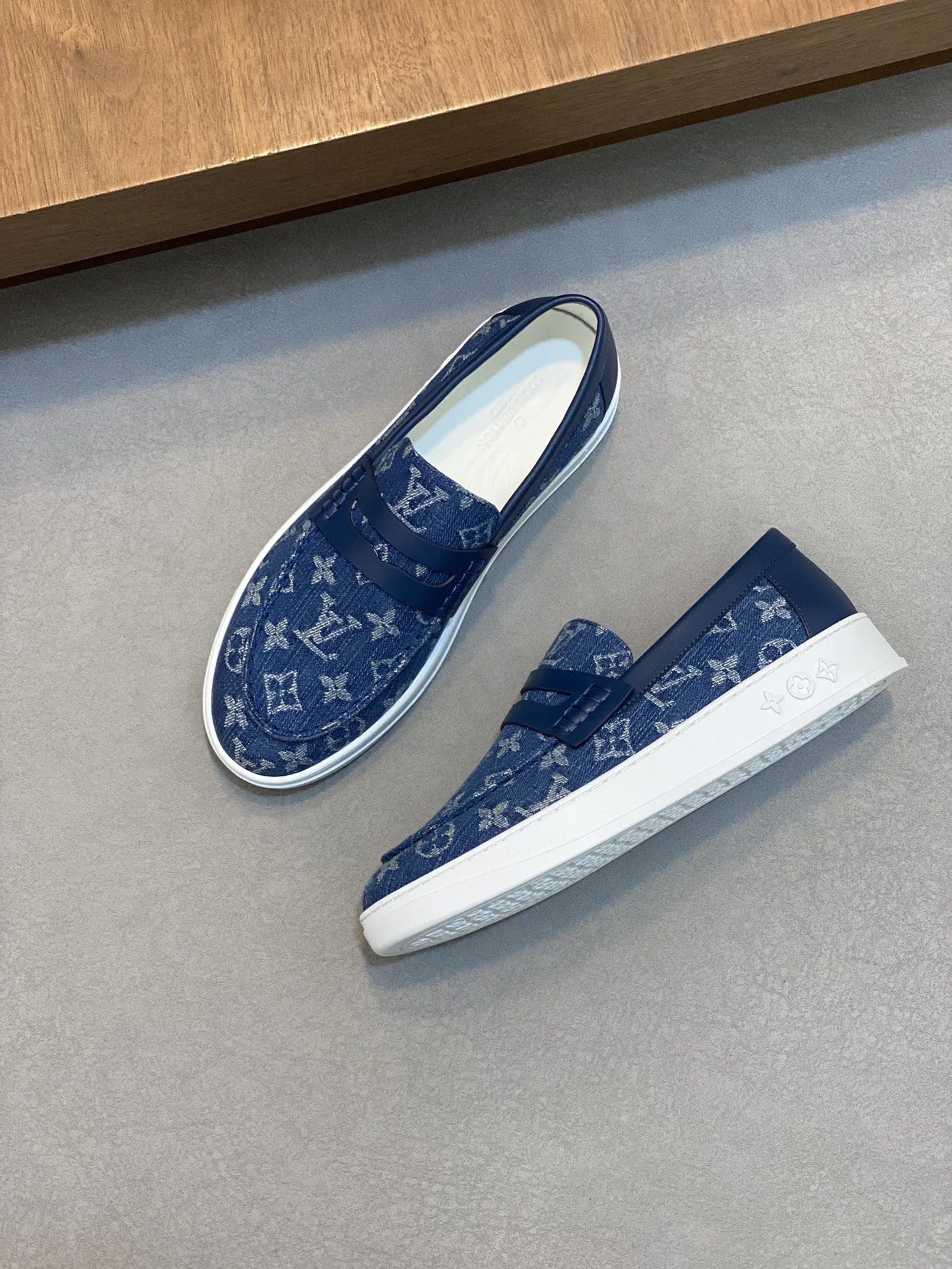 LV LOAFER