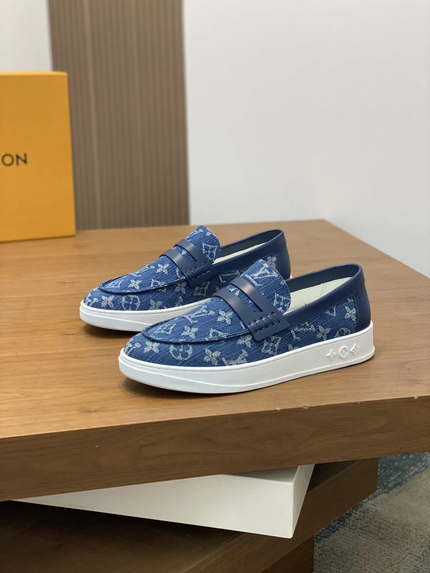 LV LOAFER