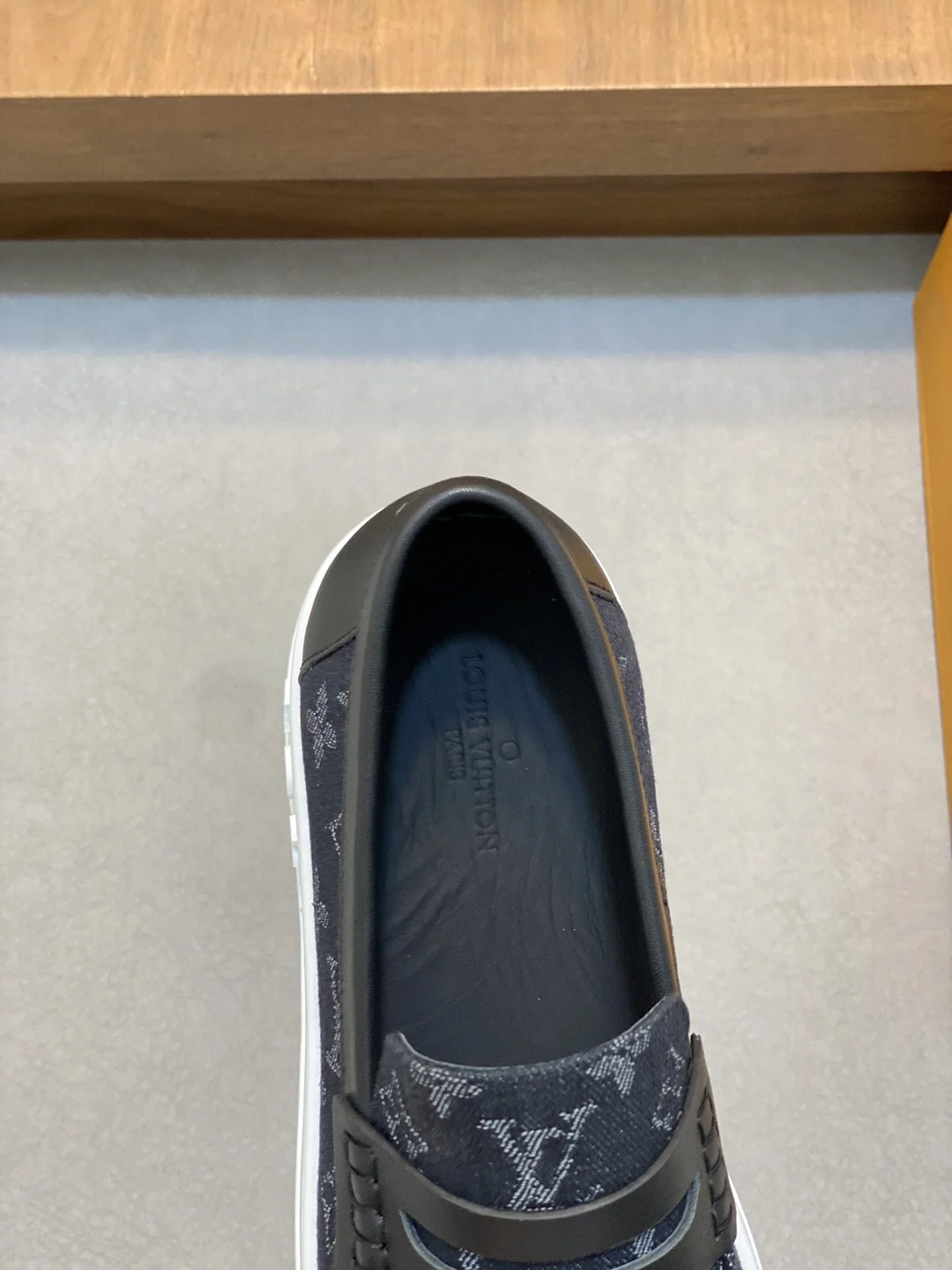 LV LOAFER