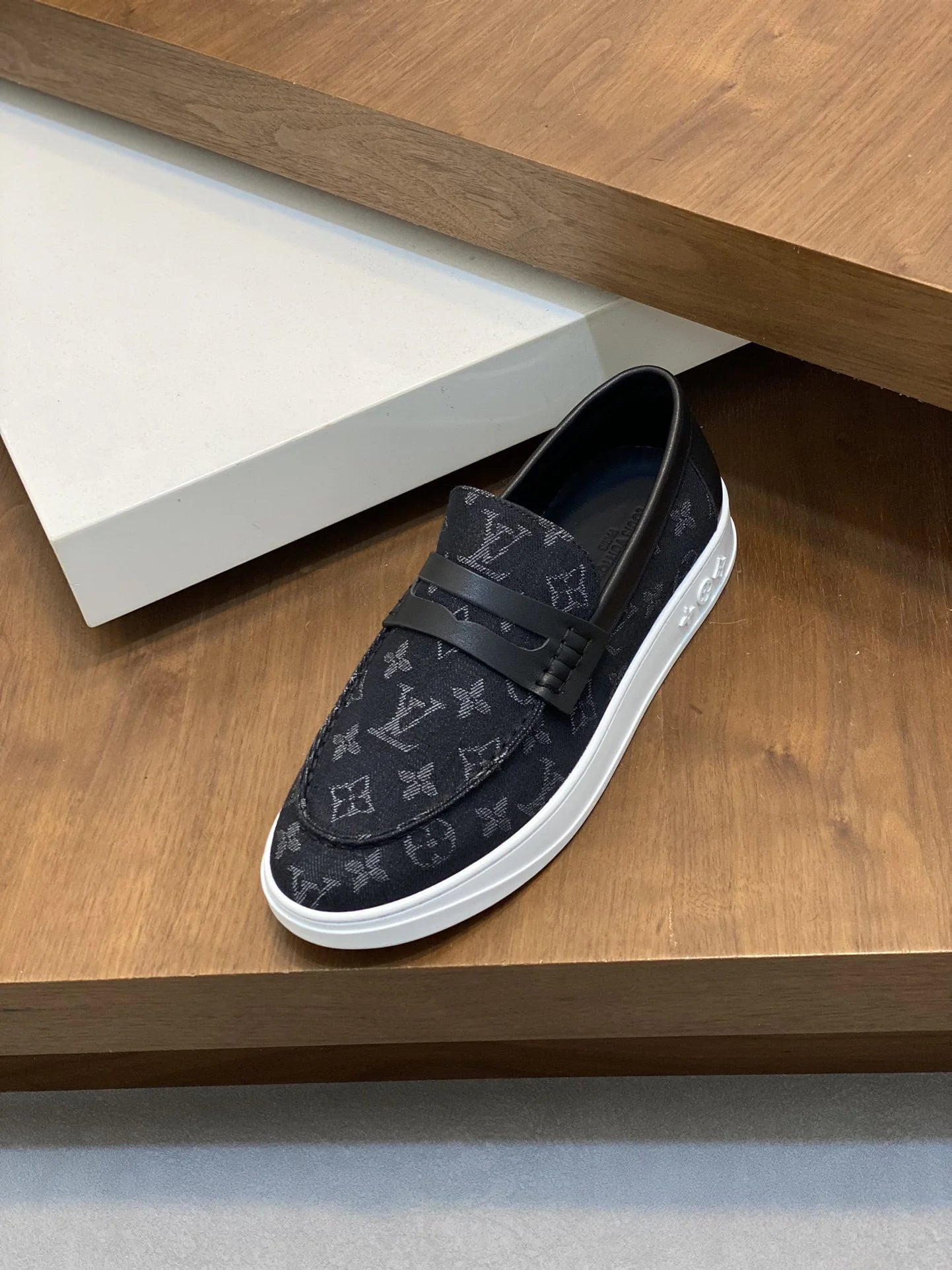 LV LOAFER
