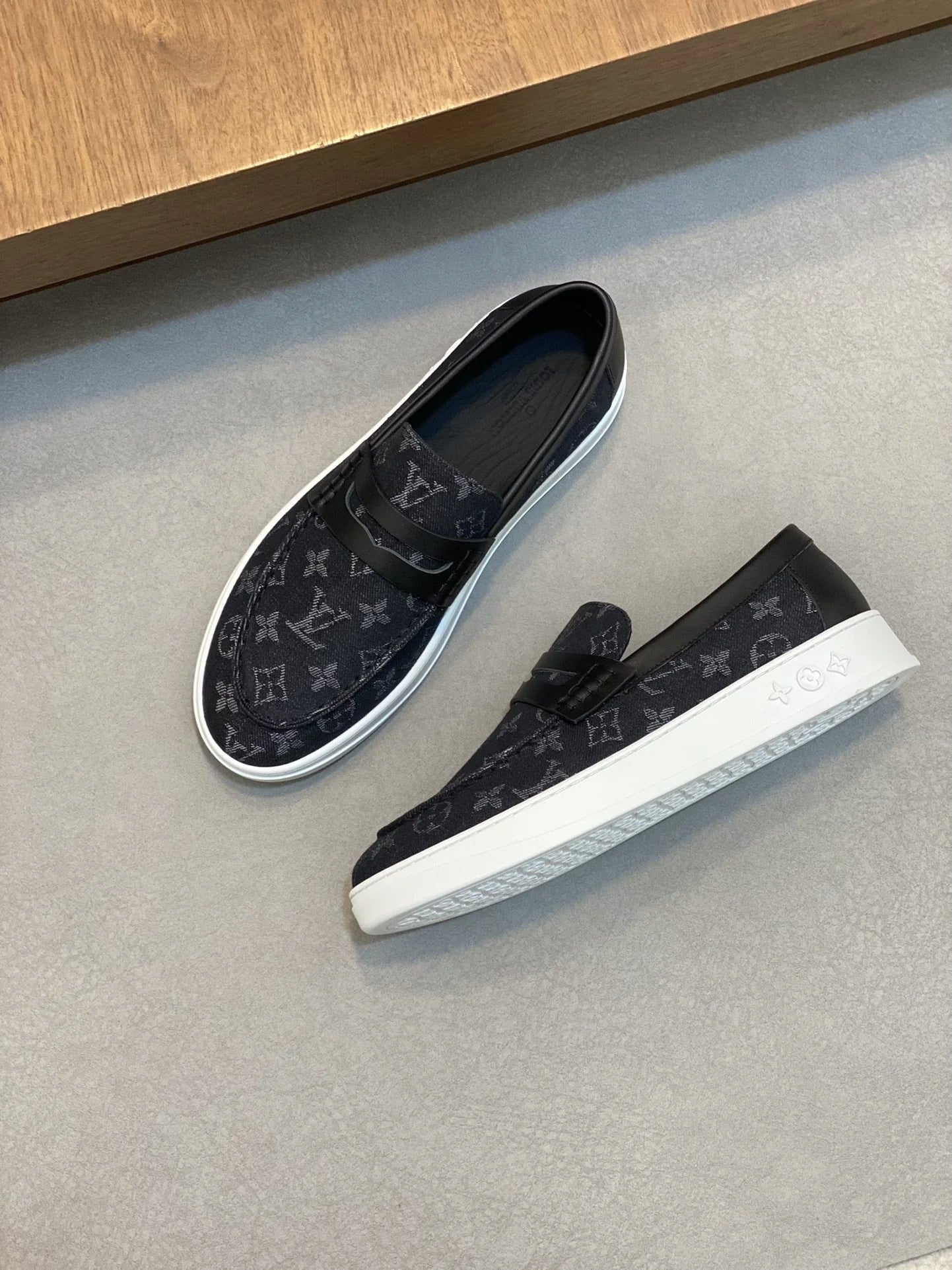 LV LOAFER