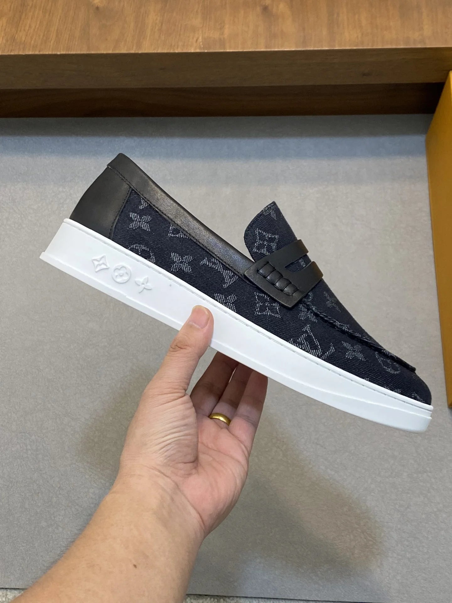 LV LOAFER