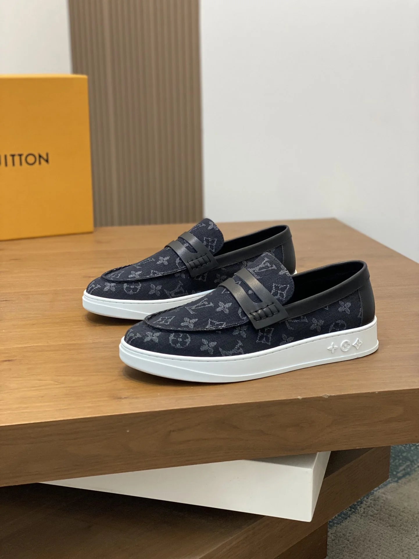LV LOAFER