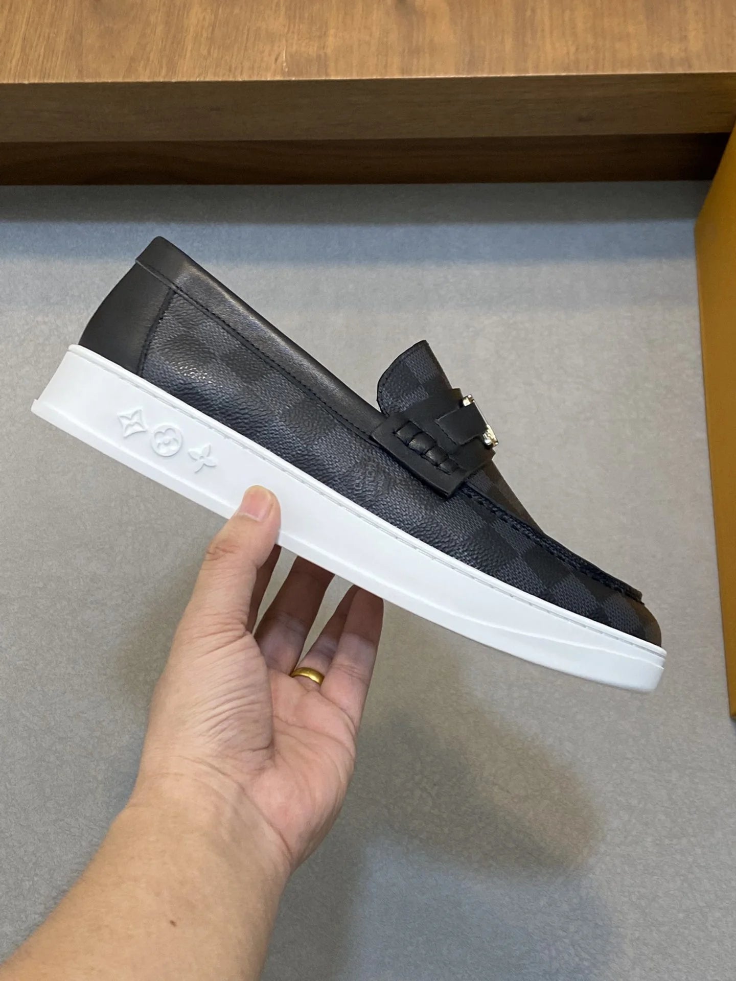 LV LOAFER