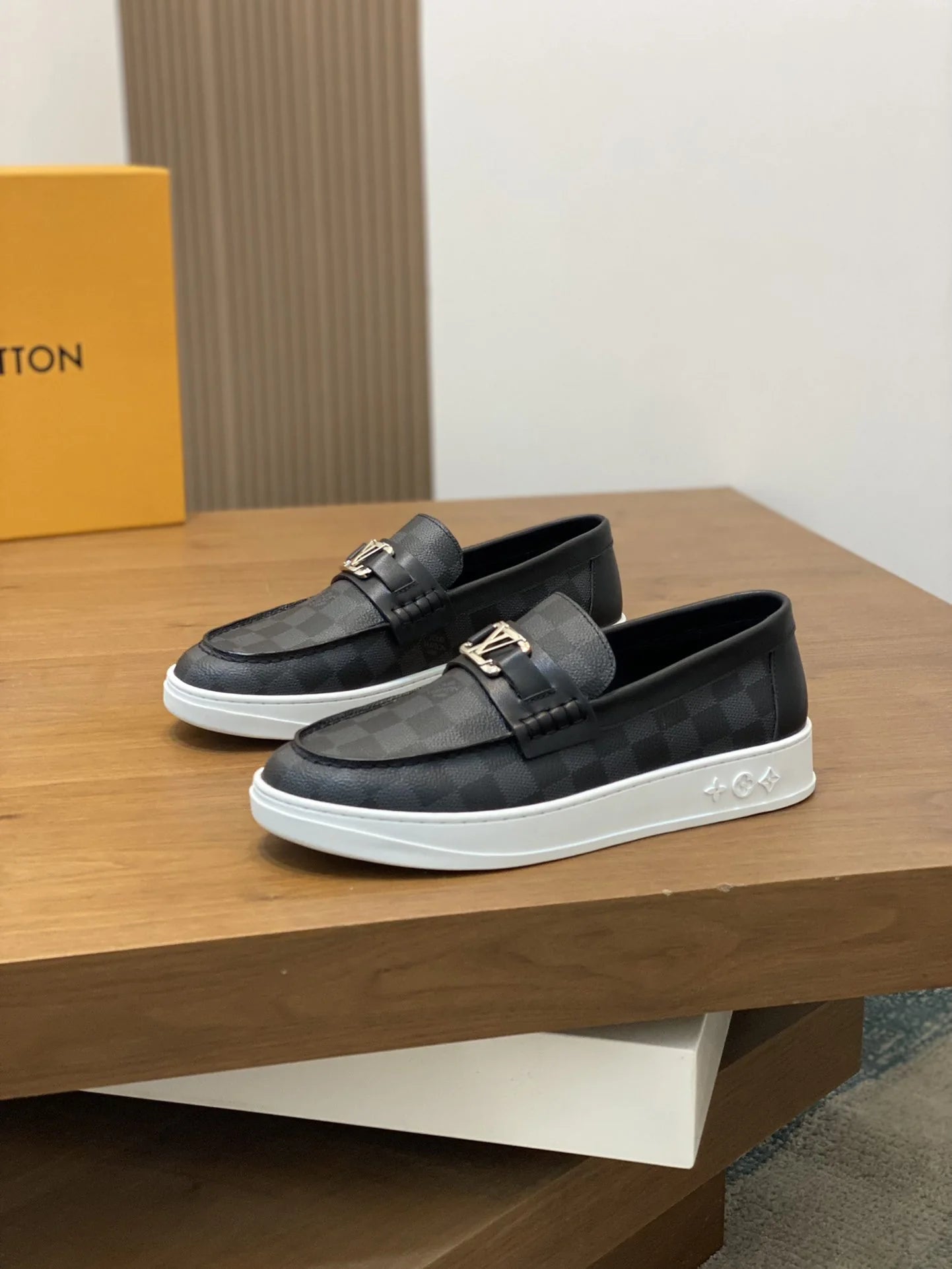 LV LOAFER